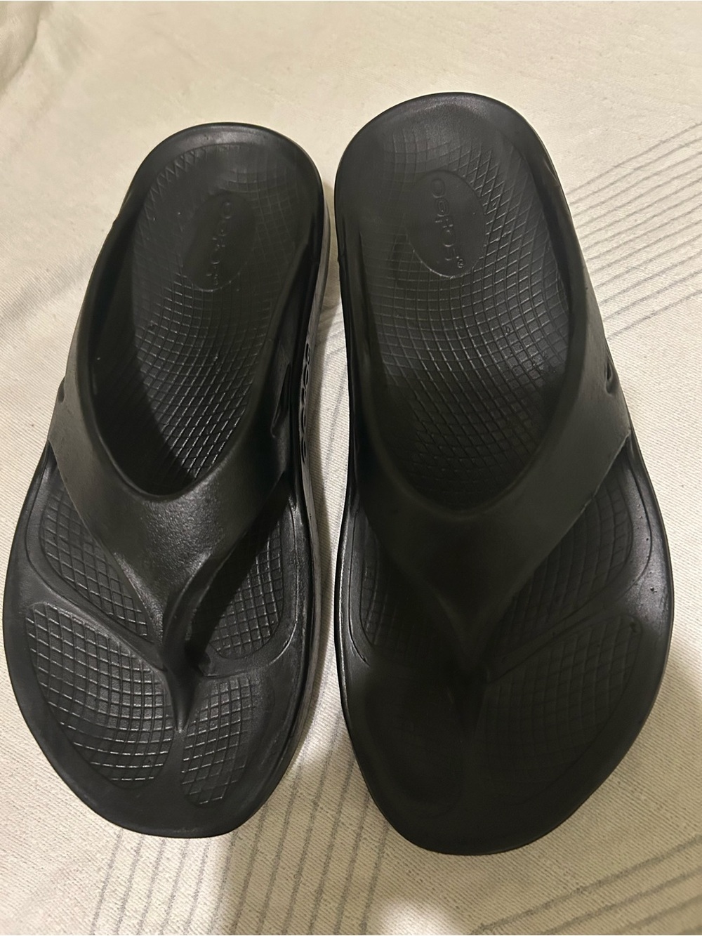 OOFOS men's original thong sandal in black m8/w10